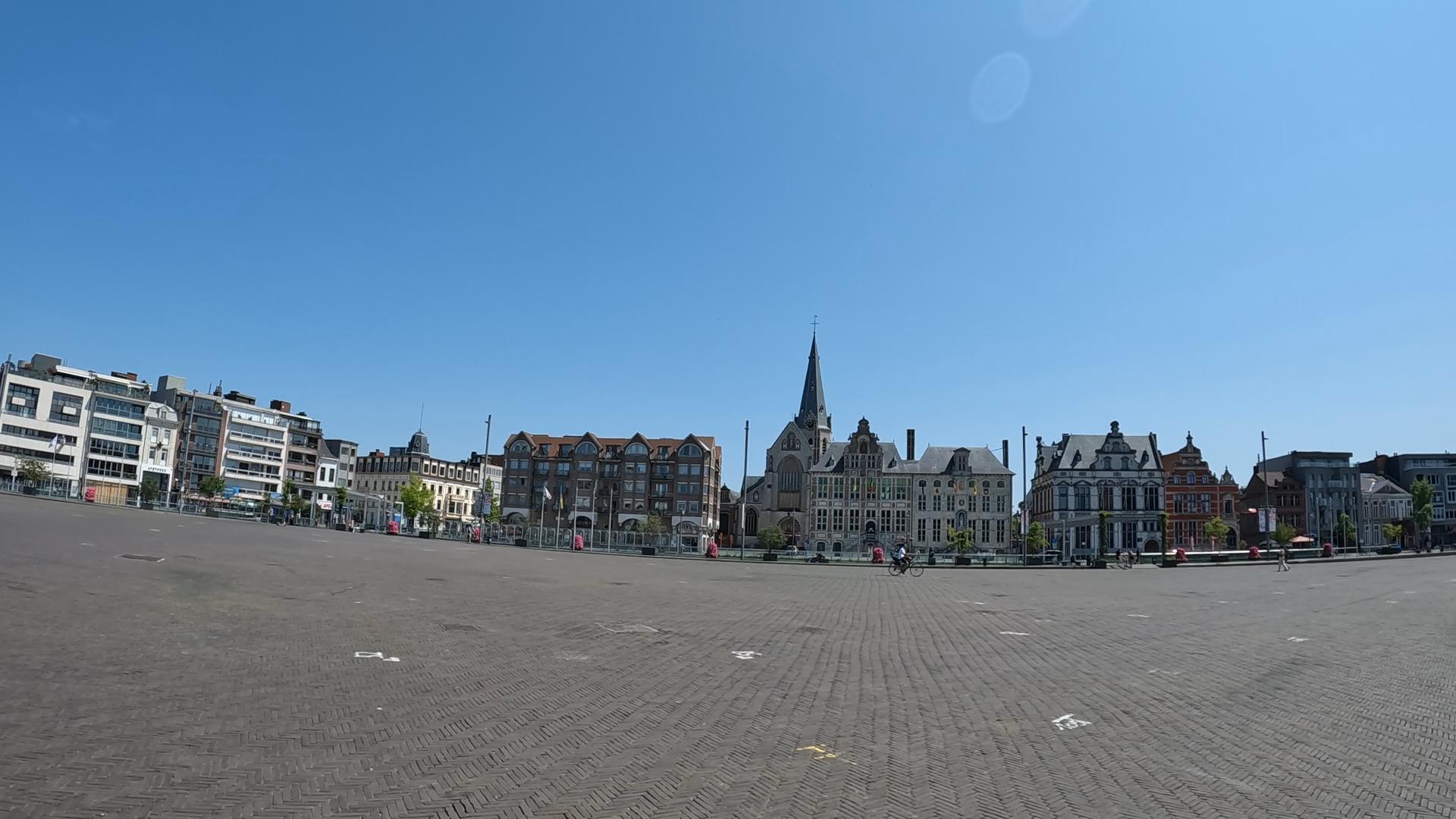 ベルギー最大級のマルクト広場へ