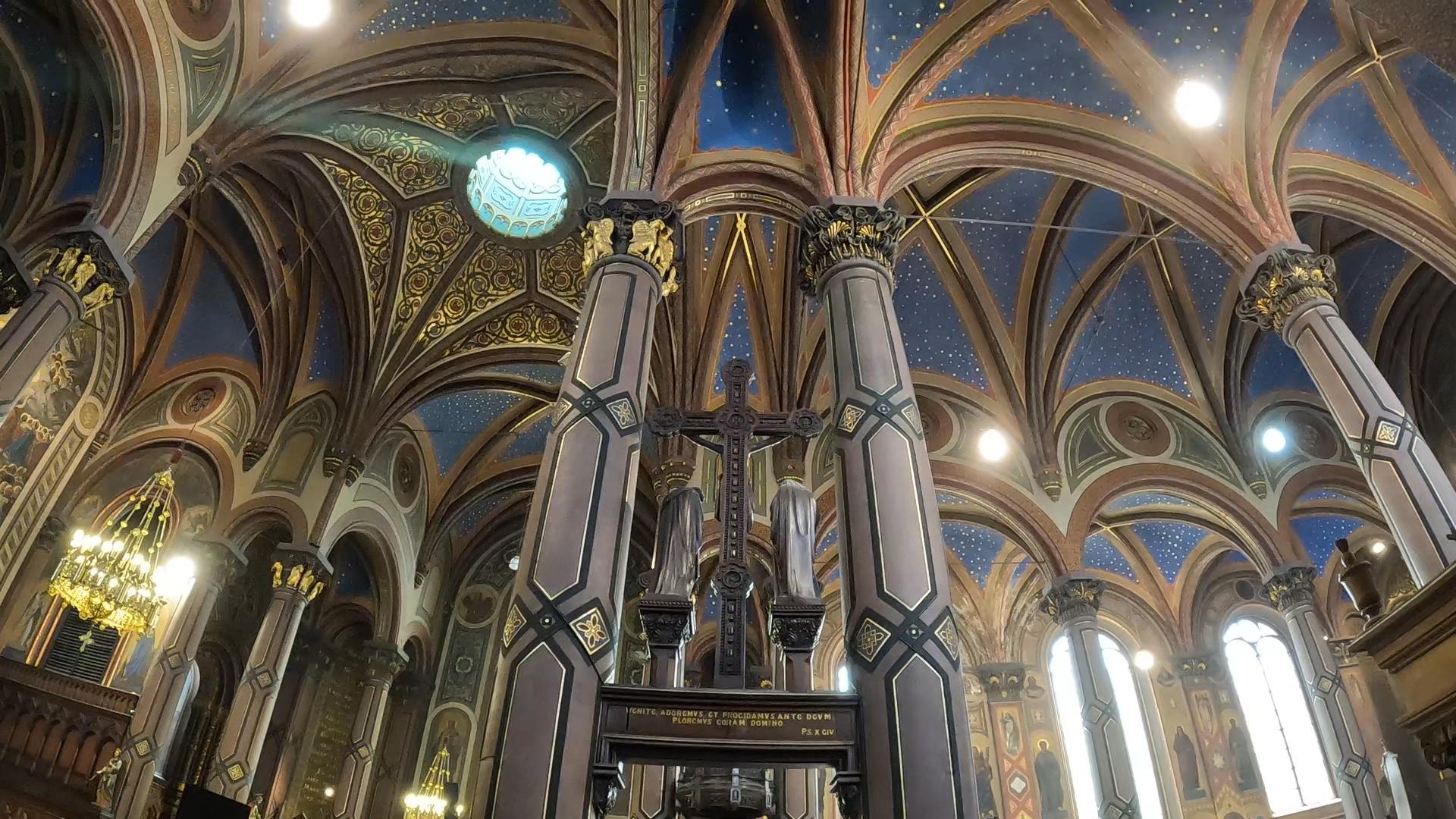 聖母教会（Onze-Lieve-Vrouwkerk） ── 色彩が静かに息づく、美しい空間